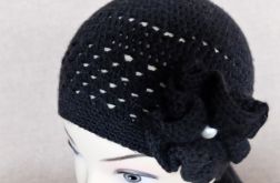 Czapka z czarnym kwiatem i perłą