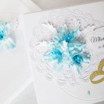 Kartka MŁODEJ PARZE z błękitnymi kwiatami - Biało-błękitna kartka ślubna w pudełku
