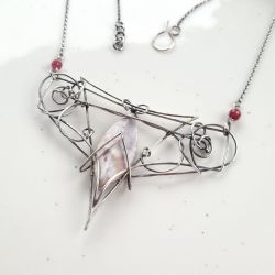 Oubli - Naszyjnik Wire Wrapping z Agatem i Rubinami – Ręcznie Wykonana Biżuteria Artystyczna