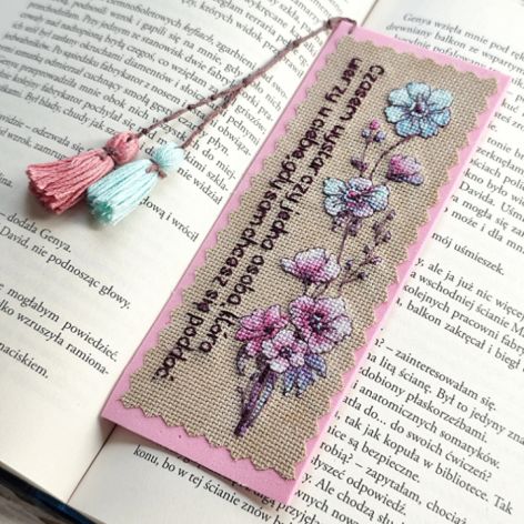 Ręcznie haftowana zakładka z kwiatami i cytatem - personalizowana.