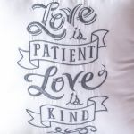 Poduszka - Miłość cierpliwa jest - Oto romantyczna poduszka z napisem po angielsku z cytatem: Love is patient, love is kind - Miłość cierpliwa jest, łaskawa jest... Haft wykonany na hafciarce.