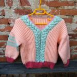 Sweterek dla dziewczynki z warkoczem - 