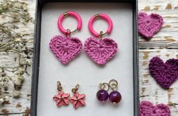 Kolczyki z wymiennymi zawieszkami – pastelowe różowe serduszka.