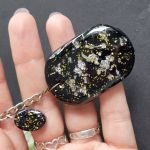 Brelok czarno-srebrny z żywicy do kluczy torebki plecaka - Brelok czarno-srebrny z żywicy do kluczy torebki plecaka