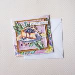 Kartka uniwersalna - Najlepsze życzenia - Sernik jagodowy - Oparta na białej bazie w komplecie z kopertą.  Wielkość kartki 13,5 * 13,5 cm