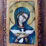 Mała ikona z wizerunkiem Matki Bożej z gołąbkiem - widok noczny
