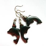 Ochronny hematyt, wisiorek i kolczyki z delfinami - 