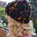 Czarna czapka z tęczowymi kwiatkami - zimowa