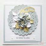 Kartka W DNIU ŚLUBU z niebieskimi kwiatami - Biało-niebieska kartka ślubna z kwiatami