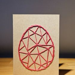 Kartka Wielkanocna - ręcznie haftowana - Pisanka różowa (ciemny)