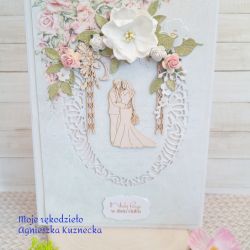 Młoda para pod pergolą