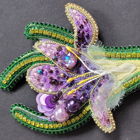 Broszka autorska haftowana kwiatek Krokus fioletowy zdobiona koralikami, cyrkoniami, cekinami