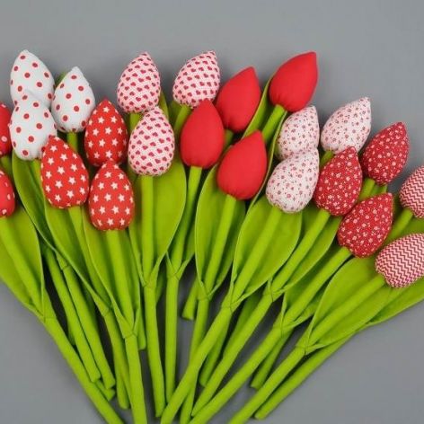 Tulipany, kwiaty z materiału czerwono białe