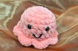 Ręcznie robiona meduza amigurumi – maskotka handmade ciemny róż