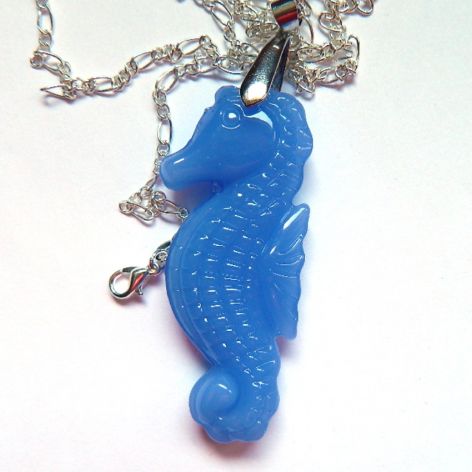 Konik morski, rzeźbiony niebieski jadeit 