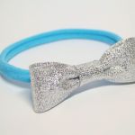 Srebrna kokardka błękitna opaska elastyczna  - Opaska dla dziewczynki