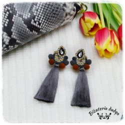 Kolczyki sutasz Bohoo pompony chwost szary