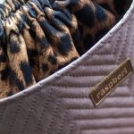 Listonoszka z pikowanego weluru z kominem w panterkę - 