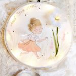 Podświetlany obrazek z aniołem dla dziewczynki - prezent z okazji narodzin córeczki