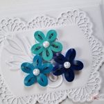 Kartka W DNIU ŚLUBU biało-niebieska - Ażurowa kartka na ślub z niebieskimi kwiatami