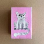 Pudełko malowane małe-Kotek w jasnym różu - kocur szarawy
