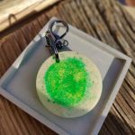 Brelok artystyczny z żywicy – zielona energia - 3