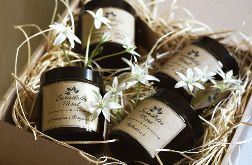 Zestaw czterech świec zapachowych na prezent z drewnianym knotem o kwiatowym zapachu