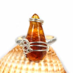 Srebrny pierścionek z bursztynem bałtyckim.