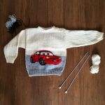 sweterek dziecięcy auto z kremowym tłem - null