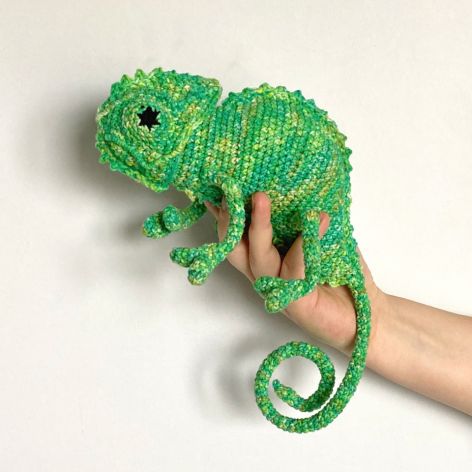 Zielony kameleon szydełkowy