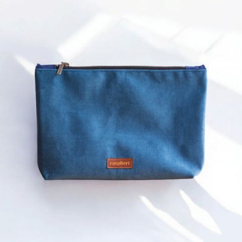 Brudnoniebieska welurowa kosmetyczka podróżna