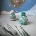 OZDOBY CHOINKOWE, DEKORACJE ŚWIĄTECZNE, 2 SZT - OZDOBY CHOINKOWE, DEKORACJE ŚWIĄTECZNE, MINI-CZAPECZKI Z WŁÓCZKI, ZESTAW 2 SZT.