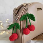 Brelok wiśnia, Brelok do kluczy, Letni brelok na prezent - Kolory - nasączony zielony i czerwony.