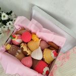 Zestaw słodyczy, Jedzenie na szydełku, Gra edukacyjna, Prezent dla dziecka - Zestaw słodyczy składa się z 15 elementów: - 1 pączek, - 2 lody w rożku, - 3 średnie bezy, - 1 duża pianka marshmallow, - 2 różne ciasta z kremem, - 4 różne ciasteczka, - 1 cukierek, - 1 lizak.