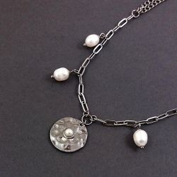 Naszyjnik z perłami.