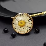 Naszyjnik z żywicy z prawdziwą stokrotką - unikatowy naszyjnik stokrotka w żywicy