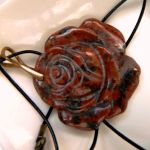 Brązowy jaspis brekcja, subtelna róża, wisior - 