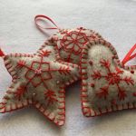 Dekoracja świąteczna z filcu z ozdobnym haftem - wzór 012 - Ozdoby świąteczne - szary melanż/czerwień