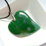 Duże, zielone serce z agatu, wisiorek na rzemyku - 