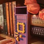 Skarbonka Book Nook Drzwi Friends Przyjaciele Gadżet dla Fana Dekoracja 3D - Front ławto się otwiera, bez zdejmowania book nooka z półki