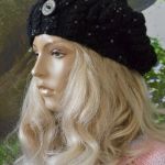 Beret w warkocze w kolorze czarny z cekinami - beret z cekinami