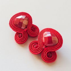 Czerwone sztyfty z kryształami