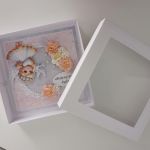 Kartka na Chrzest święty w pudełku dziewczynka z gołąbkiem  - Kartka na Chrzest święty w pudełku dziewczynka z gołąbkiem