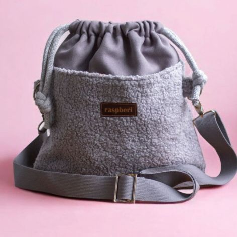 Szara listonoszka z kominem baranek