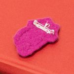 Retro broszka - Kotek Rudzia - Szukasz broszki dla dziewczynki lub kobiety kochającej kotki? Mamy dla Was przesłodką broszkę z postacią kotka w okularach o kształcie kwiatków Idealny dla każdej "kociary" Jest to haft maszynowy na miękkim, miłym w dotyku filcu. 3 warstwy filcu, zapięcie