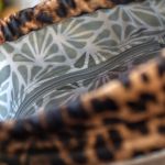 Brązowo-beżowa listonoszka z kominem w panterkę - 