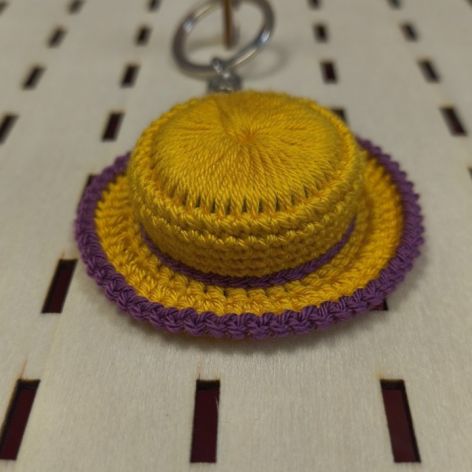 Ręcznie robiony brelok – mini kapelusz szydełkowy żółto- fioletowy