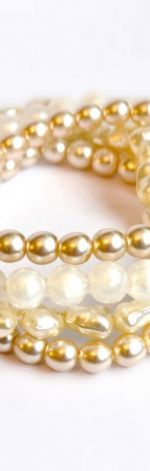 zestaw czterech perłowych bransoletek