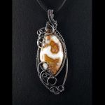 Agat, Miedziany wisior z agatem plume brąz - Pendant with Plume Agate gift for her gift for mom, patinated copper wire jewellery for women, gift for sister, with 55 cm leather strap