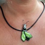 Zalotny zielony żuczek - żuk na szyję